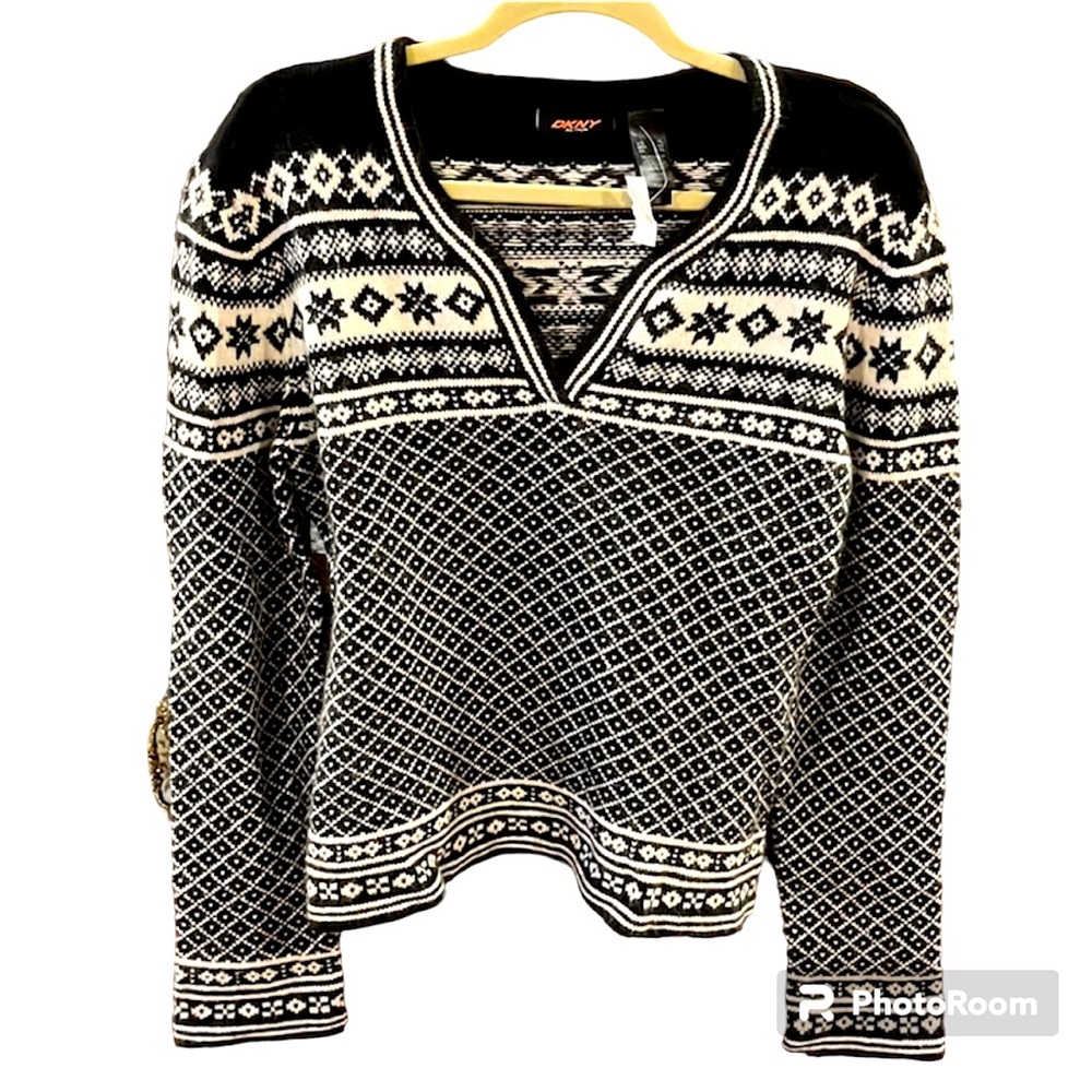 DKNY active VTG 90’s super soft sweater!!